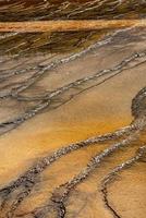 nahaufnahme der geothermischen landschaft bei grand prismatic spring im yellowstone park foto