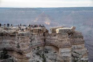 menschen, die den grand canyon nationalpark vom beobachtungspunkt aus erkunden foto