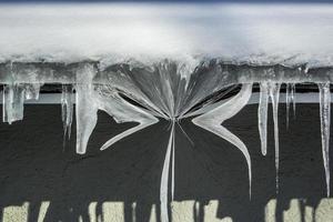 digitale Illustration Eiszapfen auf einem Dachhintergrund foto