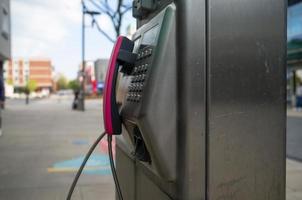 öffentliches telefon auf der straße in der europäischen stadt foto