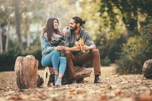 Herbstpaar genießt foto