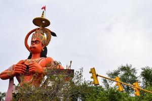 große statue von lord hanuman in der nähe der metro-brücke von delhi in der nähe von karol bagh, delhi, indien, lord hanuman große statue, die den himmel berührt foto