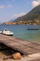 blick vom seeweg auf die berühmte mittelmeerstadt malcesine, lago di garda gardasee, italien foto