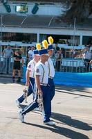 Dnipro, ukraine - 09.11.2021 Bürger feiern Stadttag. ein Orchester von Musikern mit Blasinstrumenten, die als Husaren auf einer Stadtstraße verkleidet sind. foto