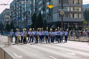 Dnipro, ukraine - 09.11.2021 Bürger feiern Stadttag. ein Orchester von Musikern mit Blasinstrumenten, die als Husaren auf einer Stadtstraße verkleidet sind. foto