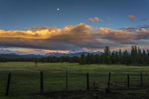 Abend Mondaufgang und Gewitterwolken über lassen vulkanischen Nationalpark foto
