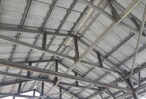 Stahlrahmen für ein einfaches Dach. foto