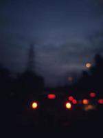 defokussierter unscharfer abstrakter hintergrund des staus nachts in ost-jakarta. foto
