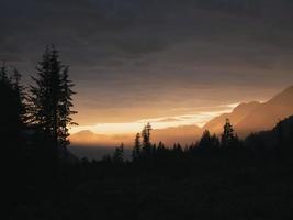 Sonnenaufgang in den Bergen foto
