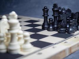 Schach. Schachfiguren auf dem Brett. Brettspiele. Gegenstrategie. strategisches Denken. foto