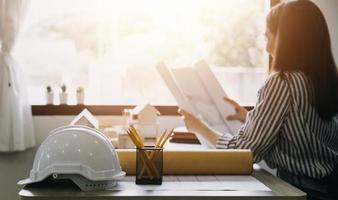 Bauingenieur, der an der Blaupause arbeitet, um große Geschäftsgebäude im Büro zu bauen. Engineering-Tools und Konstruktionskonzept. foto