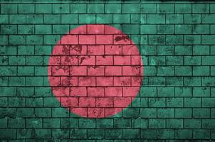 Die Flagge von Bangladesch ist auf eine alte Mauer gemalt foto