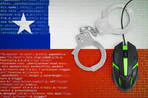 Chile-Flagge und mit Handschellen gefesselte Computermaus. Bekämpfung von Computerkriminalität, Hackern und Piraterie foto