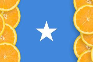 somalia-flagge im vertikalen rahmen der zitrusfruchtscheiben foto