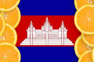 kambodscha-flagge im vertikalen rahmen der zitrusfruchtscheiben foto