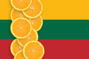 litauen-flagge und zitrusfruchtscheiben vertikale reihe foto