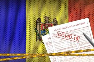 Moldawien-Flagge und Krankenversicherungsantragsformular mit Kovid-19-Stempel. Coronavirus- oder 2019-ncov-Viruskonzept foto