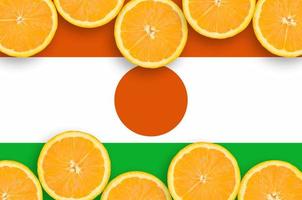 niger-flagge im horizontalen rahmen der zitrusfruchtscheiben foto