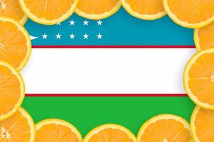 usbekistan-flagge im rahmen der frischen zitrusfruchtscheiben foto