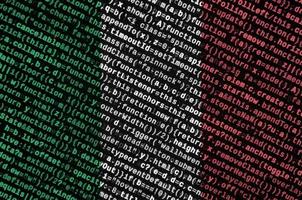 Auf dem Bildschirm wird die Italien-Flagge mit dem Programmcode dargestellt. das konzept der modernen technologie und standortentwicklung foto