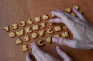 Hände auf Cracker-Tastaturtasten foto