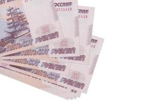 500 russische Rubel-Scheine liegen in kleinen Bündeln oder Packungen isoliert auf Weiß. modell mit kopierraum. Geschäft und Geldwechsel foto