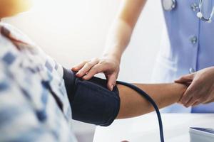Krankenschwester, die Blutdruck misst foto