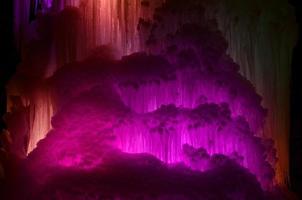 große eisblöcke gefrorener wasserfall oder höhlenhintergrund foto