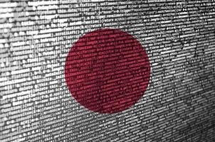Auf dem Bildschirm wird die japanische Flagge mit dem Programmcode dargestellt. das konzept der modernen technologie und standortentwicklung foto