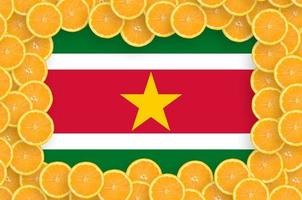 suriname-flagge im rahmen mit frischen zitrusfruchtscheiben foto