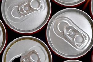 viele Dosen Soda-Erfrischungsgetränke oder Energy-Drink-Behälter. viele recycelte Dosen aus Aluminium, die für die Neuproduktion vorbereitet werden. foto