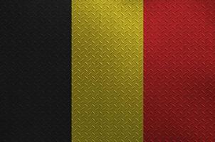 belgische flagge in lackfarben auf alter gebürsteter metallplatte oder wandnahaufnahme dargestellt. strukturierte Fahne auf rauem Hintergrund foto