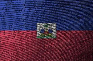 Die Haiti-Flagge wird auf dem Bildschirm mit dem Programmcode dargestellt. das konzept der modernen technologie und standortentwicklung foto