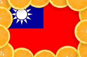 taiwan-flagge im rahmen mit frischen zitrusfruchtscheiben foto