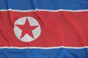 Nordkorea-Flagge gedruckt auf einem Polyester-Nylon-Sportbekleidungsnetz fa foto