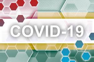 togo-flagge und futuristische digitale abstrakte komposition mit covid-19-inschrift. konzept des coronavirus-ausbruchs foto