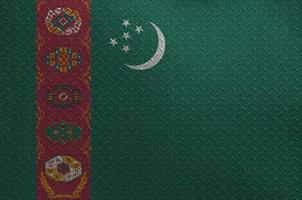 Turkmenistan-Flagge in Lackfarben auf alter gebürsteter Metallplatte oder Wandnahaufnahme dargestellt. strukturierte Fahne auf rauem Hintergrund foto