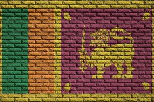 Die Flagge Sri Lankas ist auf eine alte Mauer gemalt foto