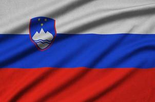 Die slowenische Flagge ist auf einem Sportstoff mit vielen Falten abgebildet. Sportteam-Banner foto