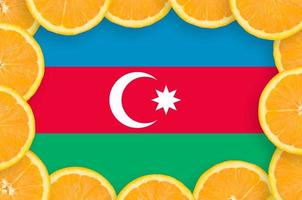 Aserbaidschan-Flagge im Rahmen mit frischen Zitrusfruchtscheiben foto
