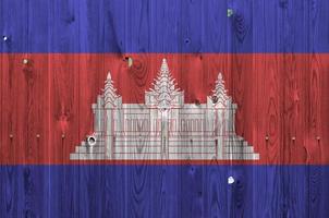 kambodscha-flagge in hellen farben auf alter holzwand dargestellt. strukturierte Fahne auf rauem Hintergrund foto