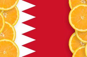 bahrain-flagge im vertikalen rahmen der zitrusfruchtscheiben foto