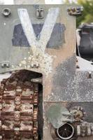 zerstörter, zerstörter und verbrannter t-72-Panzer mit der Bezeichnung v darauf. russisch-ukrainischer Konflikt im Jahr 2022. zerstörte russische Militärausrüstung. Krieg Russlands gegen die Ukraine. foto