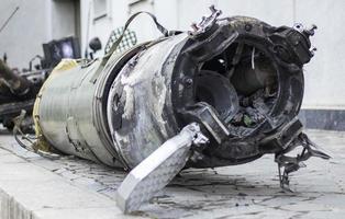 Teile einer taktischen ballistischen Rakete, OTR-21. zerstörte russische Militärausrüstung. verbrauchtes projektil des sowjetischen raketensystems der divisionsebene tochka u, ss-21 scarab a, m-21. foto