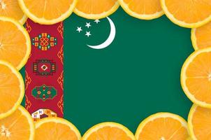 turkmenistan-flagge im rahmen mit frischen zitrusfruchtscheiben foto