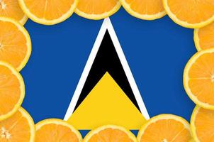 st. lucia-flagge im rahmen mit frischen zitrusfruchtscheiben foto