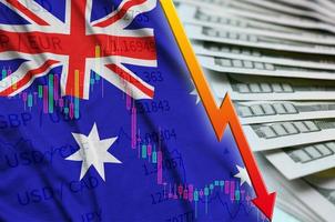 australien-flagge und diagramm, das us-dollar-position mit einem fan von dollarnoten fällt foto