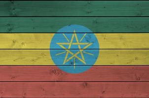 Äthiopien-Flagge in hellen Farben auf alten Holzwänden dargestellt. strukturierte Fahne auf rauem Hintergrund foto