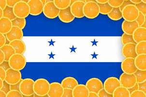 honduras-flagge im rahmen mit frischen zitrusfruchtscheiben foto