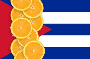 kubanische flagge und zitrusfruchtscheiben vertikale reihe foto